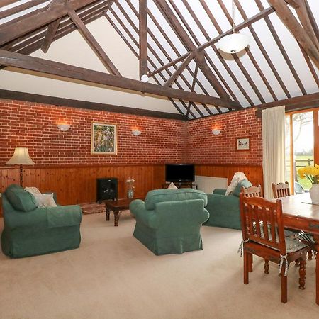 Pear Tree Villa Wood Norton ภายนอก รูปภาพ