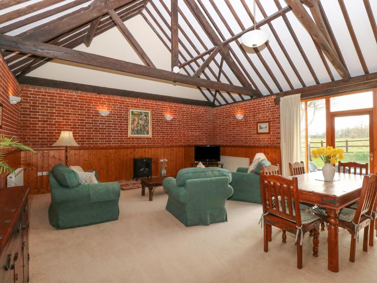 Pear Tree Villa Wood Norton ภายนอก รูปภาพ