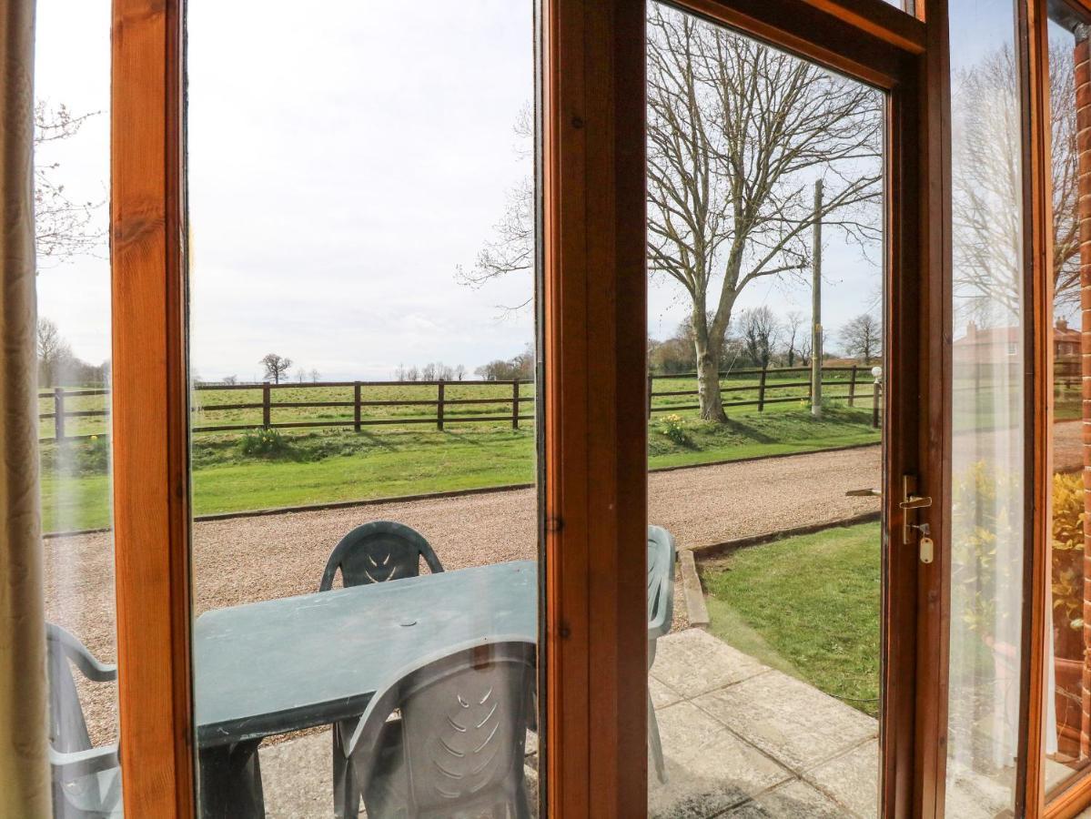 Pear Tree Villa Wood Norton ภายนอก รูปภาพ