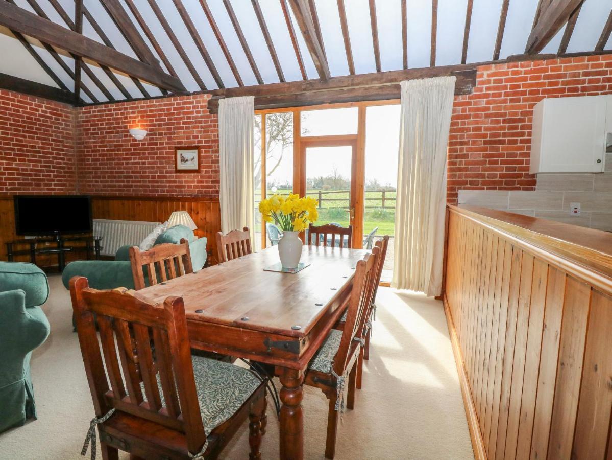 Pear Tree Villa Wood Norton ภายนอก รูปภาพ