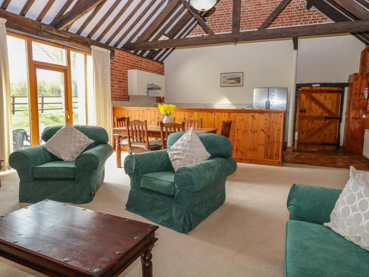 Pear Tree Villa Wood Norton ภายนอก รูปภาพ