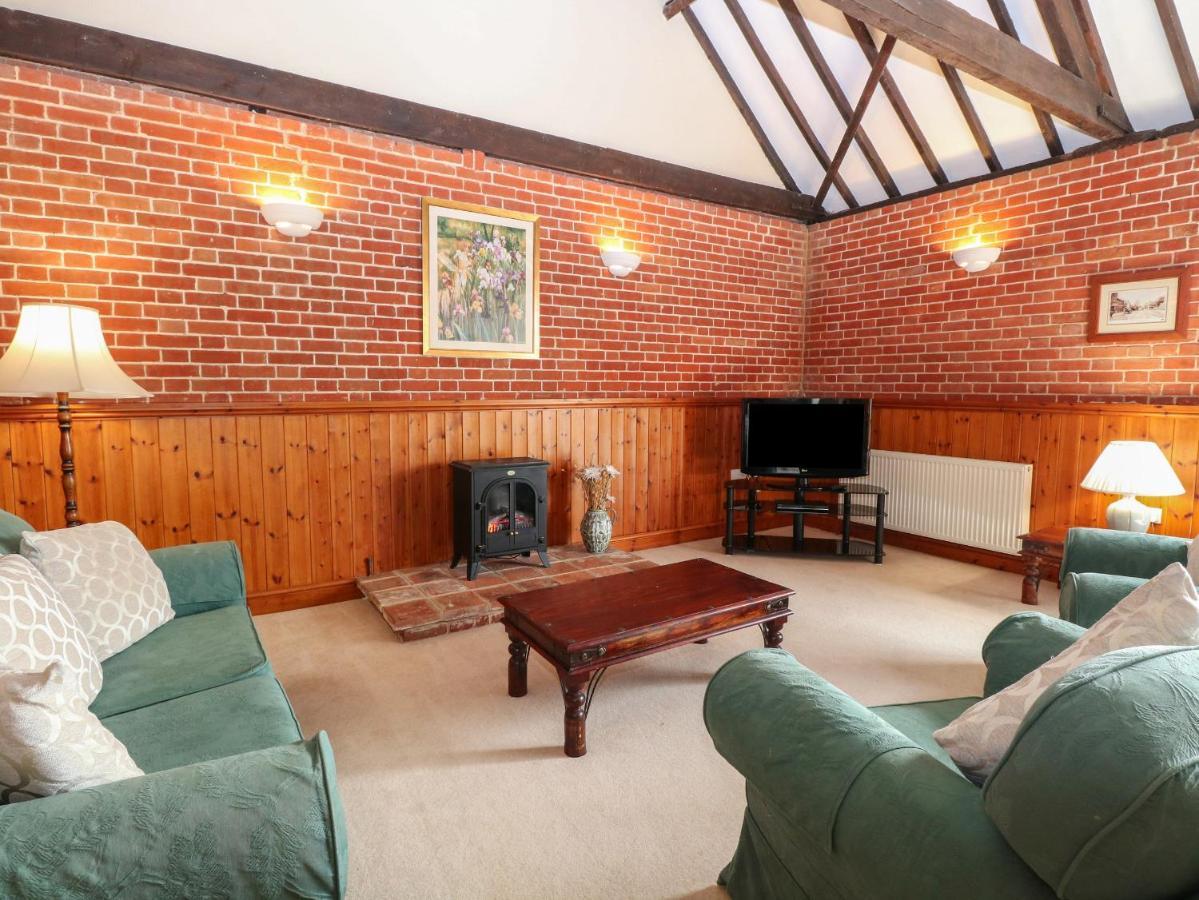 Pear Tree Villa Wood Norton ภายนอก รูปภาพ
