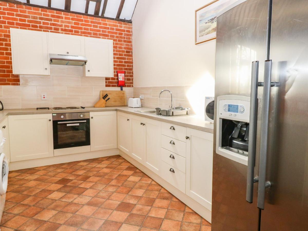Pear Tree Villa Wood Norton ภายนอก รูปภาพ