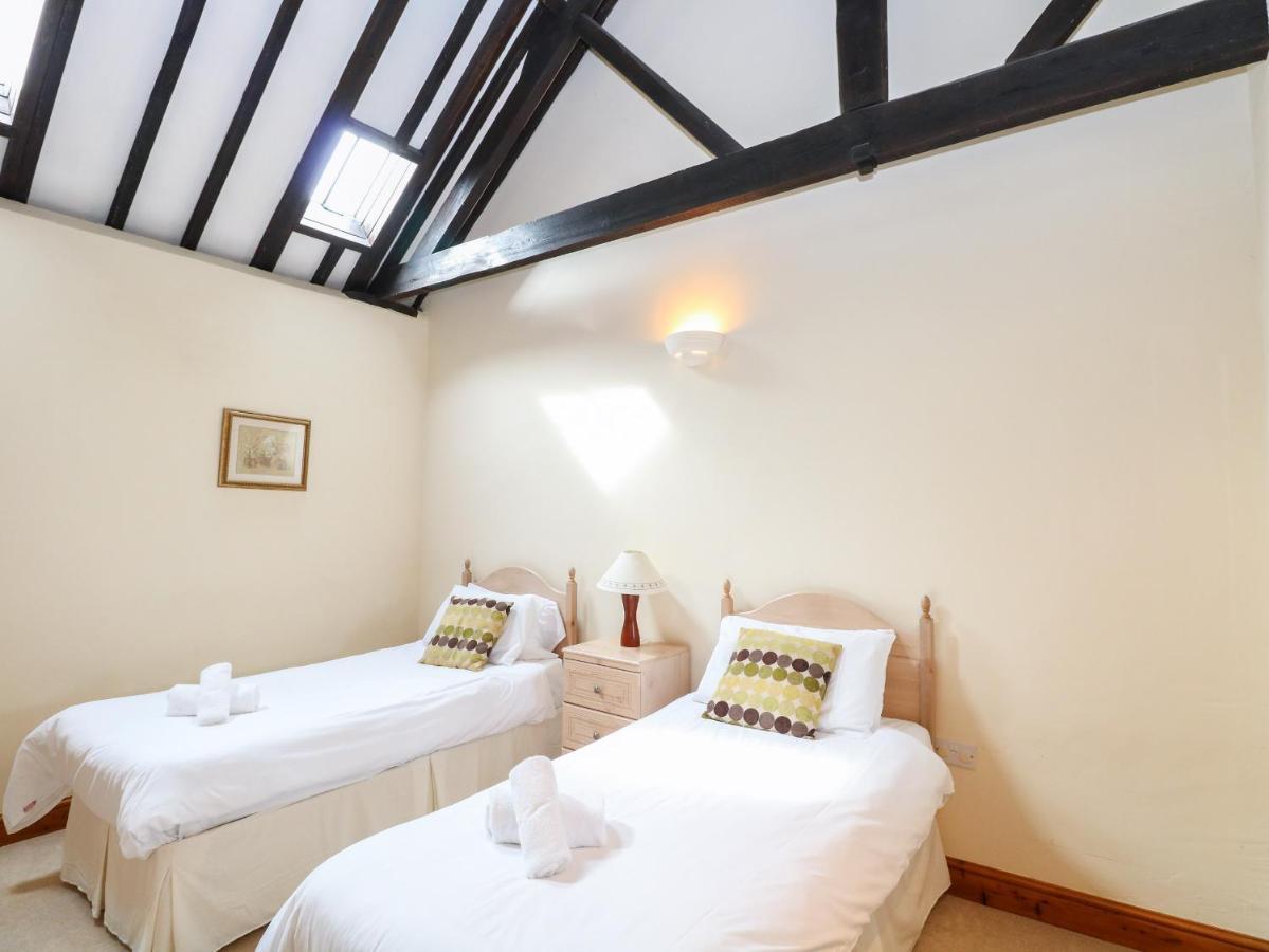 Pear Tree Villa Wood Norton ภายนอก รูปภาพ