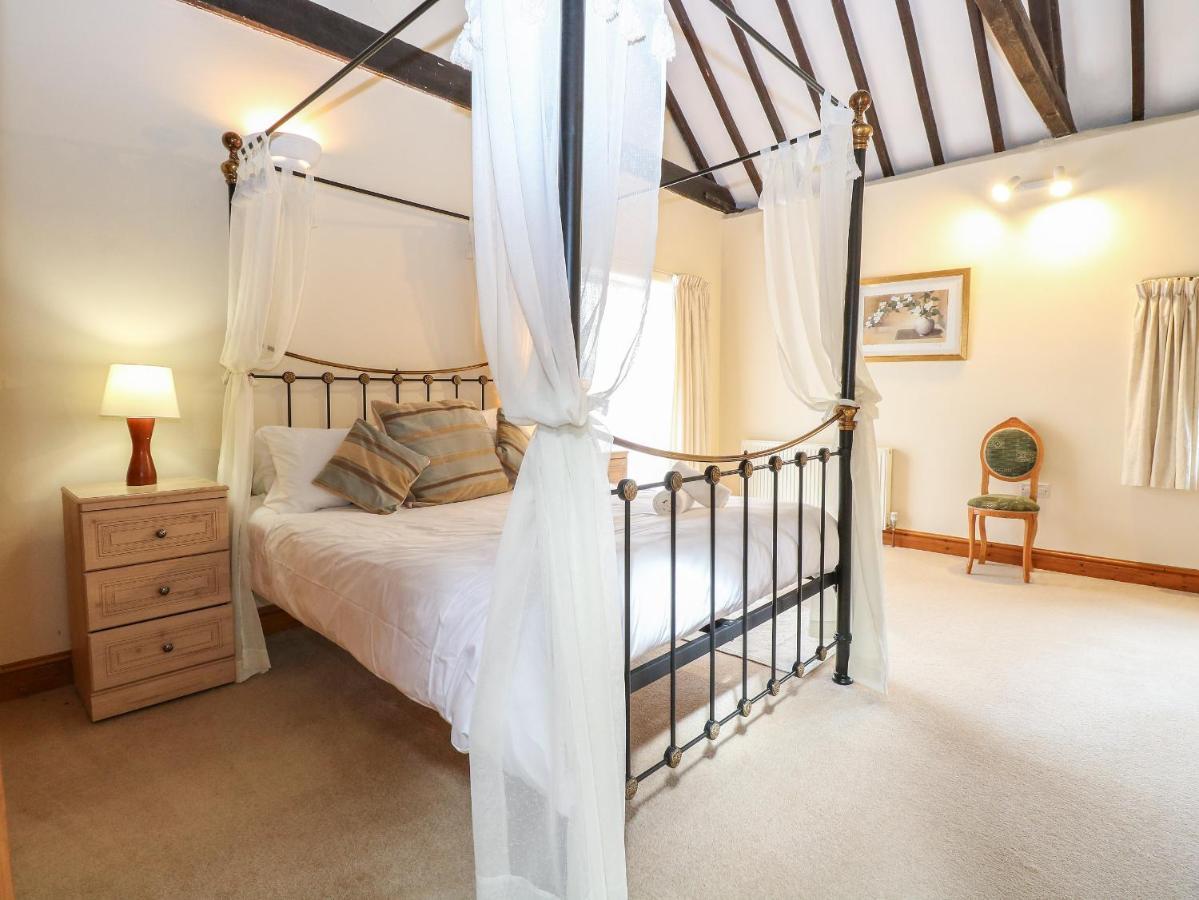 Pear Tree Villa Wood Norton ภายนอก รูปภาพ