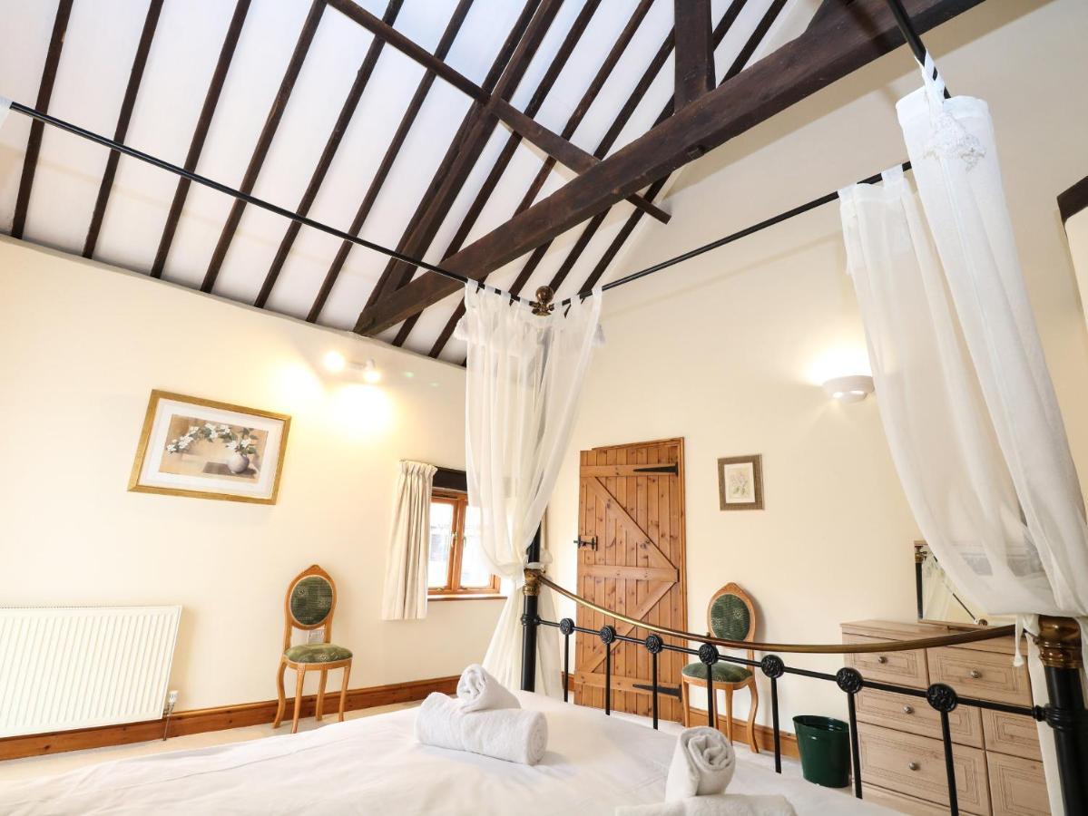Pear Tree Villa Wood Norton ภายนอก รูปภาพ